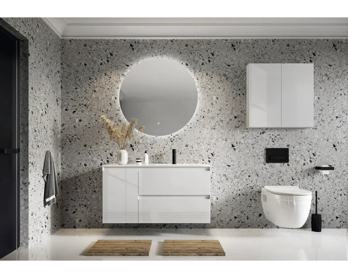 Baie modernă cu lavoar, oglindă, dulap suspendat și toaletă în fața unui perete cu model