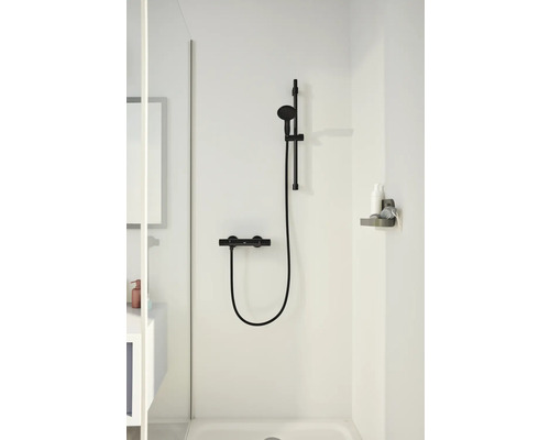 Baterie de duș neagră cu duș de mână și termostat într-o cabină de duș luminoasă.