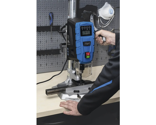 Mașină de găurit cu coloană cu afișaj digital în uz