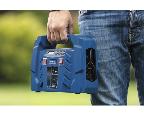 Bărbat ține compresor portabil Scheppach