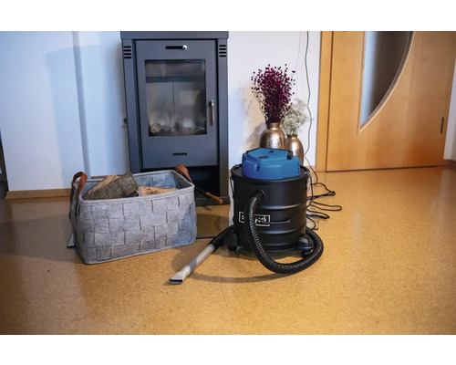 Aspirator de cenușă lângă coșul pentru lemne de foc și sobă