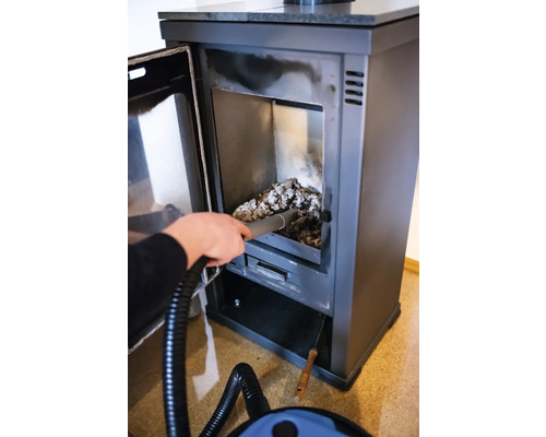 Curățarea unui șemineu cu un aspirator de cenușă