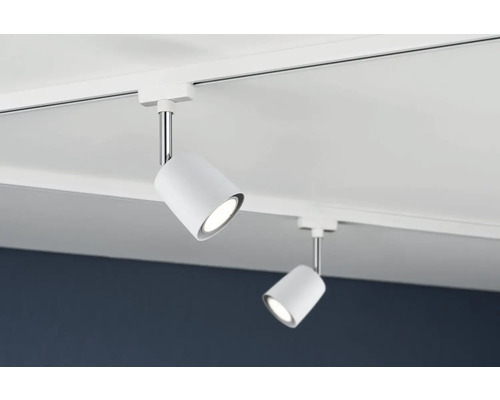 Două spoturi LED albe pe o șină de pe tavan.