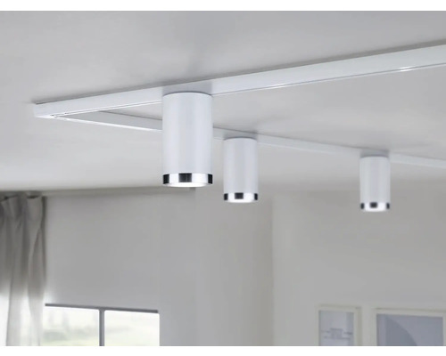 Lumină de plafon cu trei spoturi pe o șină