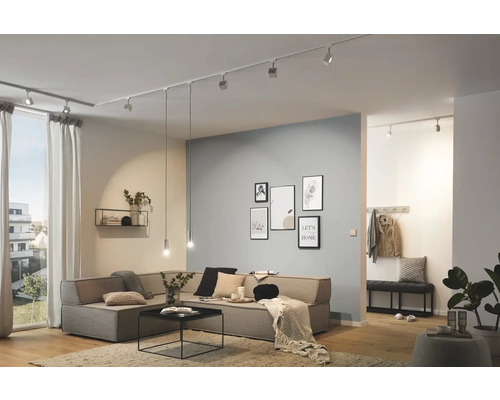 Cameră de zi cu sistem de șine de tavan și mobilier modern pentru o atmosferă luminoasă.