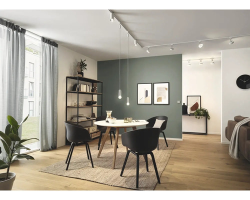 Living cu masă de sufragerie, scaune, rafturi și sistem de șine cu spoturi