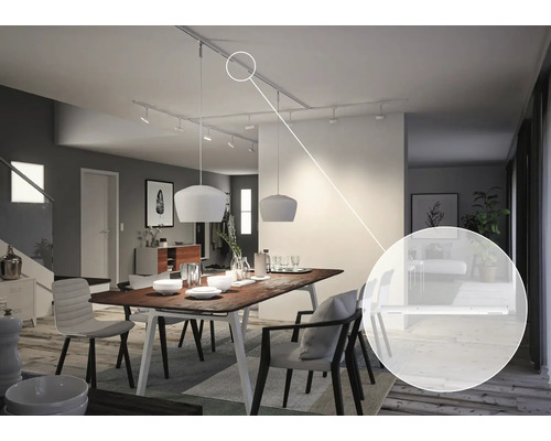 Cameră de zi cu masă de sufragerie și corpuri de iluminat pe șine de alimentare