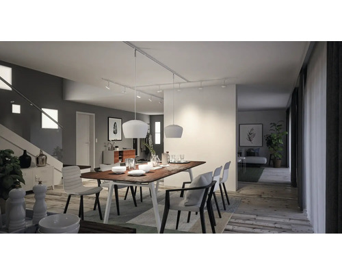 Zonă de luat masa luminoasă cu masă din lemn, scaune și iluminat modern.