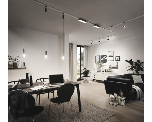 Cameră de zi cu masă de sufragerie, canapea și sistem de șine cu spoturi și lămpi suspendate