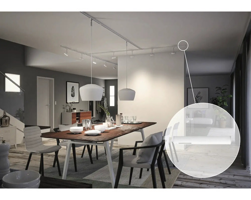 Sufragerie cu masă, scaune, lămpi suspendate și sistem de șine electrice pe tavan