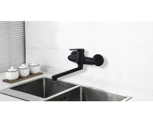 Baterie de perete într-o chiuvetă de bucătărie