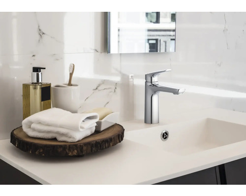 Chiuvetă de baie cu robinet, prosoape și accesorii de baie