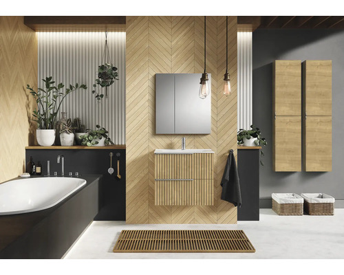 Baie modernă cu lavoar, oglindă, cadă și detalii din lemn