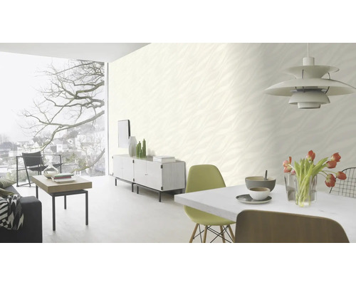 Cameră de zi cu tapet cu model, masă de sufragerie, scaune și mobilier de sufragerie pentru o atmosferă luminoasă și primitoare