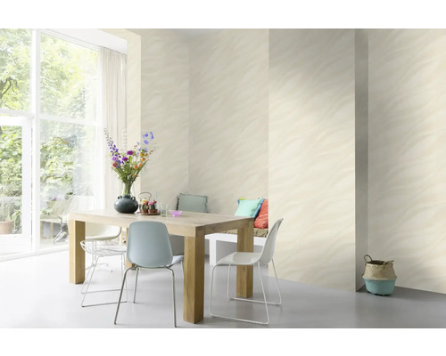 Zonă de luat masa luminoasă, cu tapet cu model, masă din lemn și scaune.