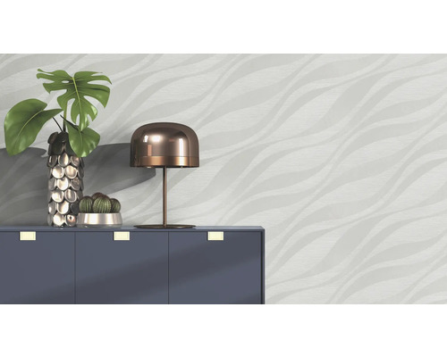 Scenă cu comodă, lampă, vază cu plantă și tapet cu model ondulat