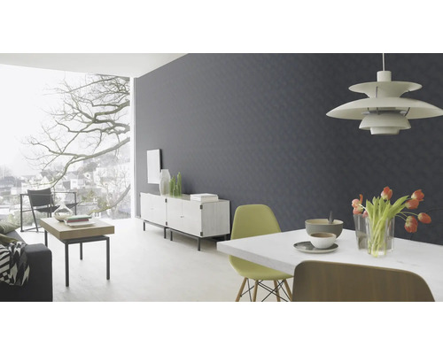 Living luminos cu masă de sufragerie, bufet și fereastră mare