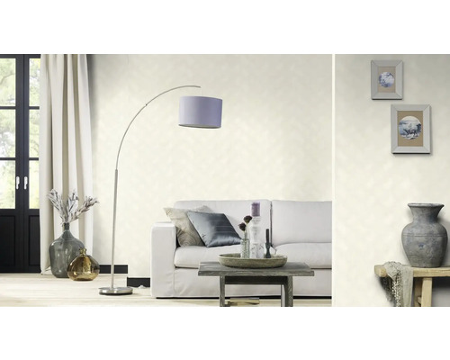 Cameră de zi cu canapea, lampă și tapet cu model pentru o ambianță luminoasă