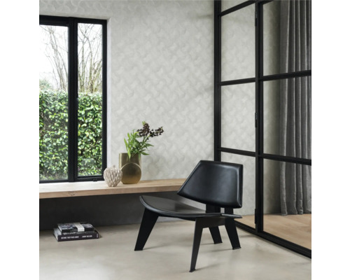Interior cu tapet cu model, scaun negru și fereastră