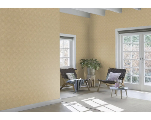 Cameră de zi cu tapet cu model, fotolii și plantă.