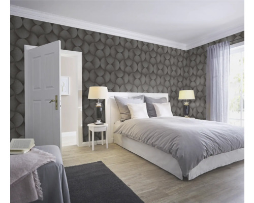 Dormitor cu tapet cu model, pat și noptiere