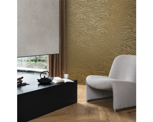 Cameră de zi cu tapet cu model, fotoliu și măsuță de cafea