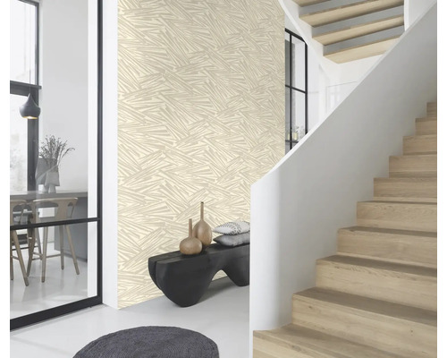 Interior modern cu tapet cu model, scară și bancă