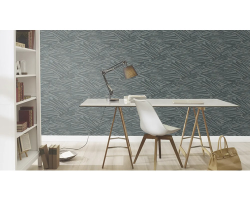 Birou cu tapet cu model, birou, scaun și bibliotecă