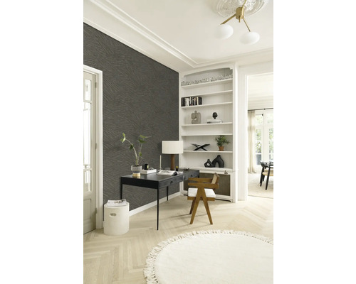 Cameră luminoasă cu birou, bibliotecă și tapet cu model pentru un mediu de lucru elegant.