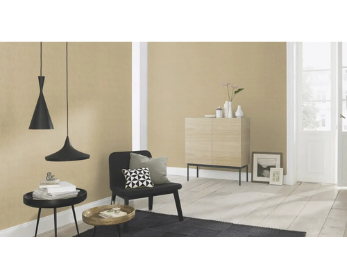 Living cu lămpi suspendate, scaun, covor și comodă în fața unui perete tapetat