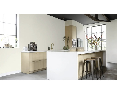 Bucătărie luminoasă cu insulă și scaune de bar