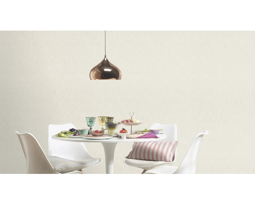 Cameră luminoasă cu masă de dining, scaune și lampă suspendată.