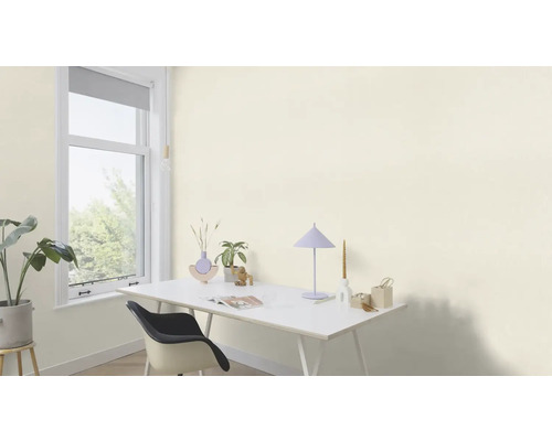 Cameră luminoasă cu birou, scaun, fereastră și decorațiuni.