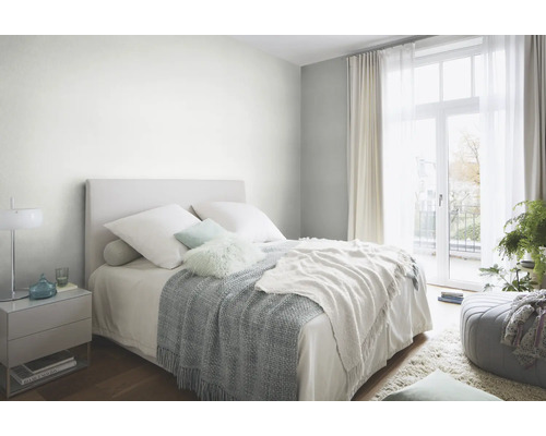 Dormitor luminos cu pat dublu, noptieră și perdele pentru o ambianță modernă