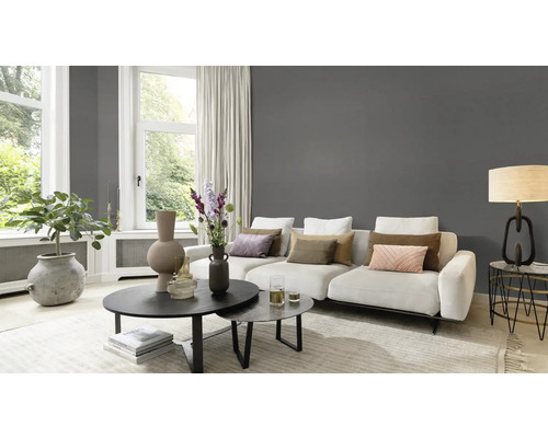 Cameră de zi cu canapea, măsuță de cafea și decorațiuni pentru o atmosferă confortabilă.