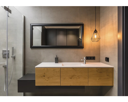 Baie modernă cu lavoar, oglindă și iluminat