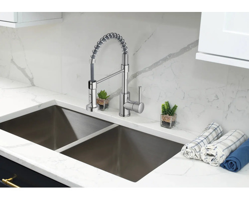 Chiuvetă de bucătărie cu robinet în design modern