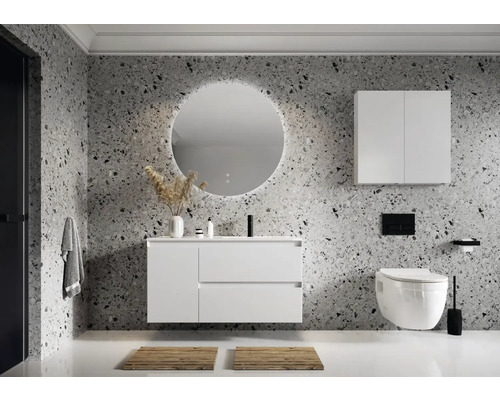 Baie modernă cu lavoar, oglindă, dulap, toaletă și decorațiuni