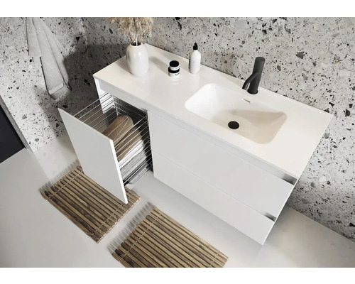 Baie modernă cu dulap de bază pentru lavoar, prosoape și covorașe de baie