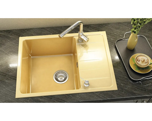 Chiuvetă bej cu picurător și robinet pe un blat