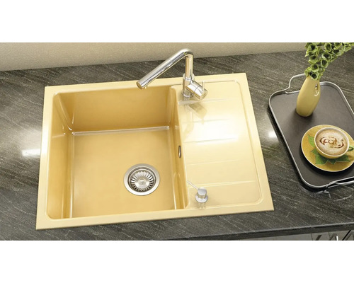 Chiuvetă de bucătărie bej cu zonă de scurgere și robinet pe un blat