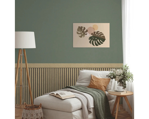 Living cu perete verde, panouri de perete și o imagine cu frunze