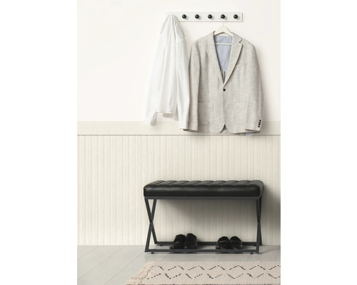 Hol cu bancă de hol, jachetă și cămașă pe un cuier cu cârlige