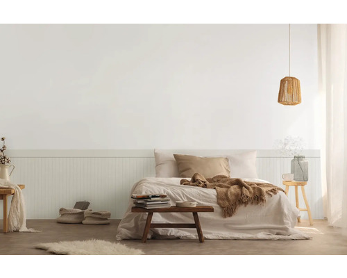 Dormitor cu pat, noptieră, lampă și decorațiuni în design luminos.