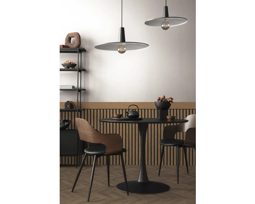 Sufragerie cu masă, scaune și lămpi suspendate pentru o atmosferă primitoare