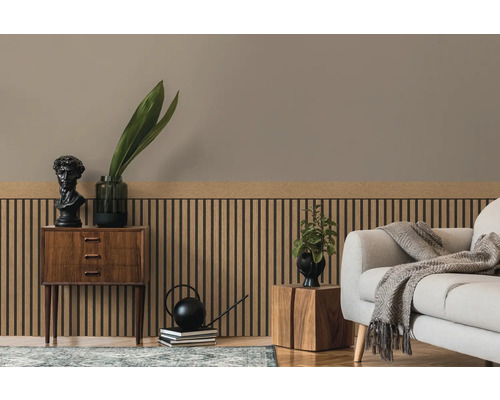 Living cu lambriuri din lemn, comodă și canapea pentru o atmosferă primitoare