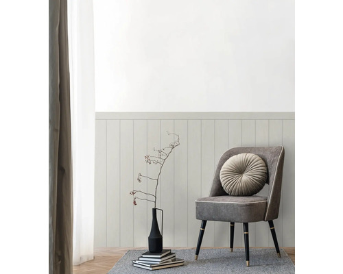 Scenă de locuit cu scaun, decorațiuni și panouri de perete