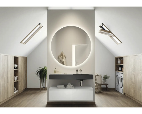 Baie luminoasă la mansardă cu oglindă rotundă și ferestre de mansardă