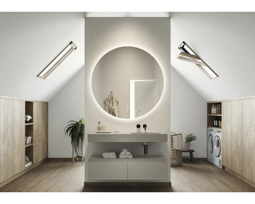 Baie la mansardă cu oglindă rotundă, chiuvetă, ferestre de mansardă și dulapuri încorporate