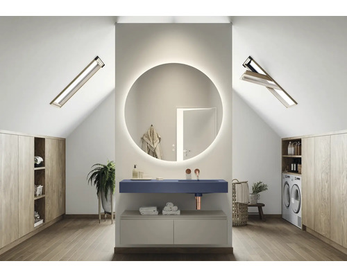 Baie luminoasă la mansardă cu lavoar, oglindă și ferestre de mansardă